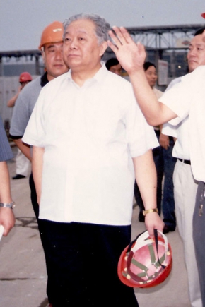2000年8月16日，第十屆全國人大常委會副委員長（時(shí)任國家經(jīng)貿(mào)委主任）盛華仁（中）蒞臨公司視察。